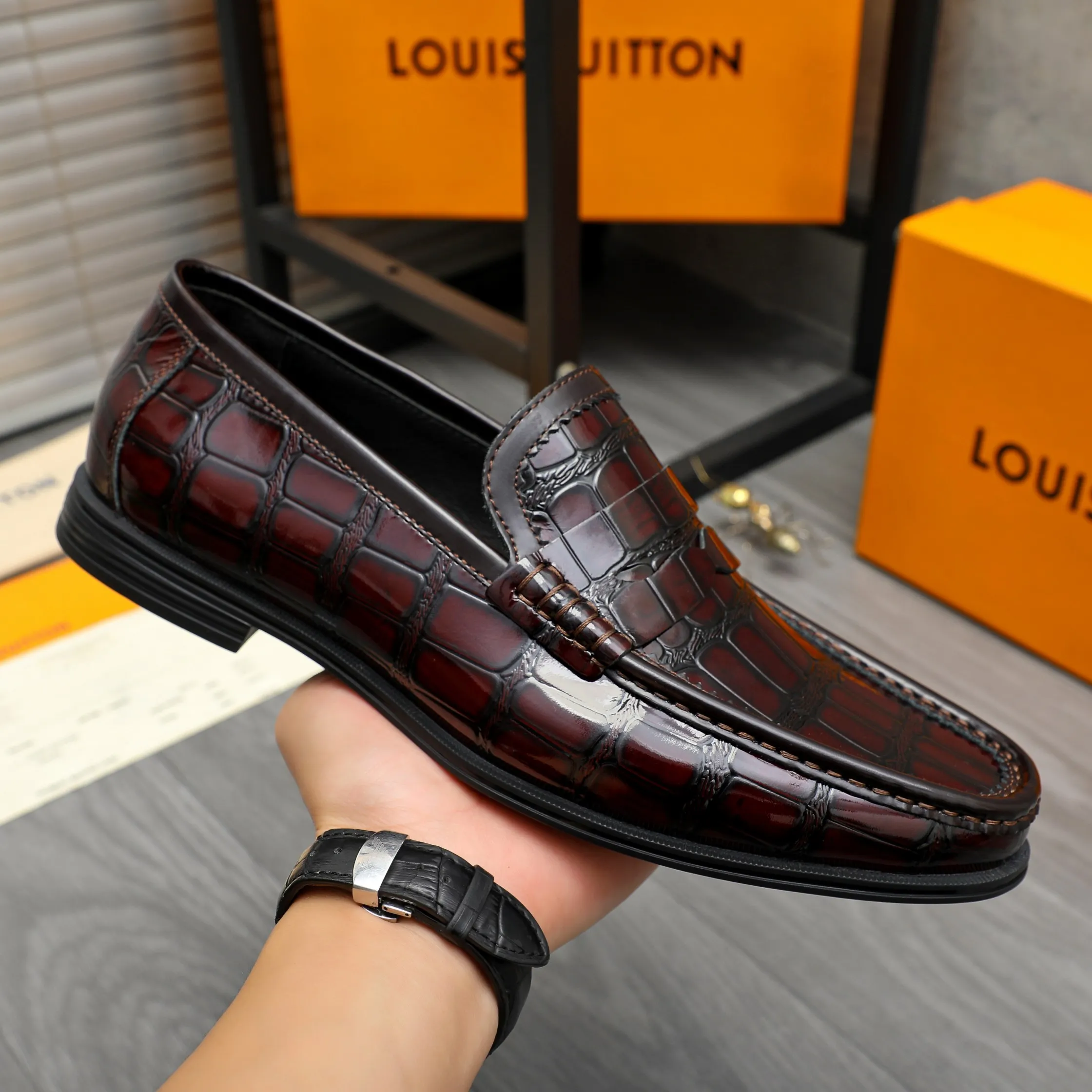 Men's shoes 💰p442 Product trademark: LV (Louis Vuitton) business slip-on leather shoes. Regular size: 38-46 (45.46 is custom-made and non-refundable) Product material: Selected high-quality stone grain cowhide upper, cowhide lining, rubber outsole